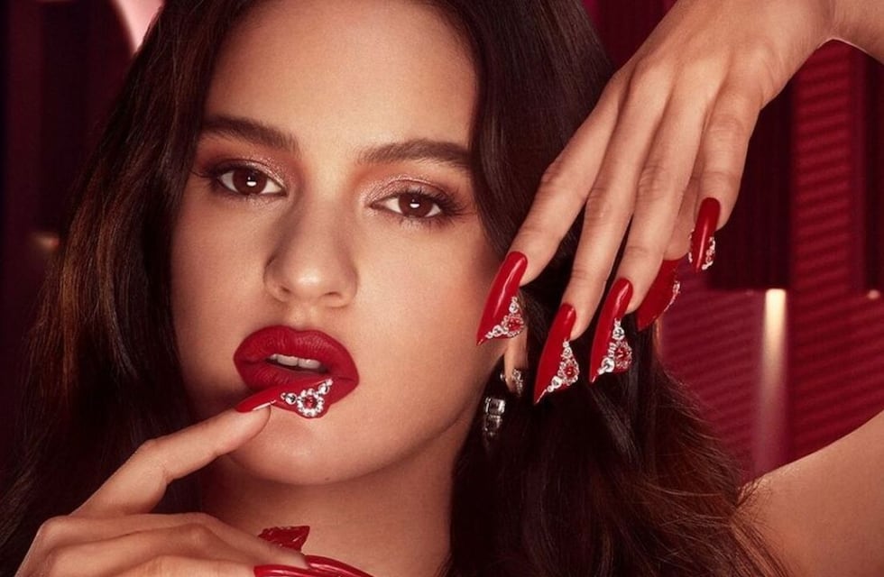 Como nunca antes: Rosalía, sin filtro, lució el vestido más transparente y mostró todo