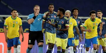 Néstor Pitana tuvo una acción protagónica en el duelo entre Brasil y Colombia.