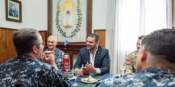 Walter Vuoto, se reunió junto al secretario de Relaciones Parlamentarias del Municipio, Omar Becerra, y con el  y jefe de la Base Naval Ushuaia, capitán de navío Guillermo Prada.