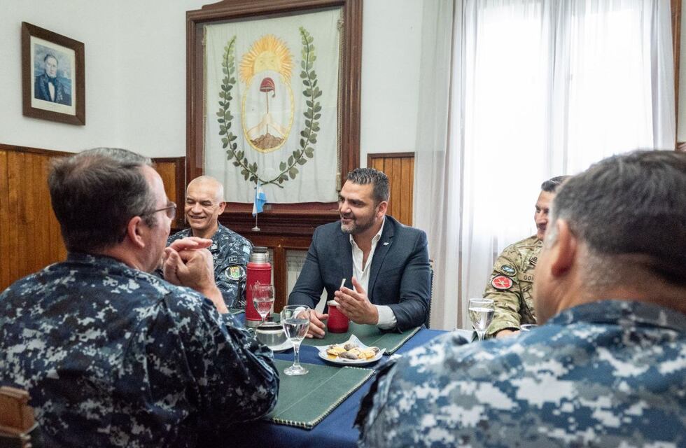 Vuoto se reunió en la Base Naval Ushuaia con el Comandante del Área Naval Austral