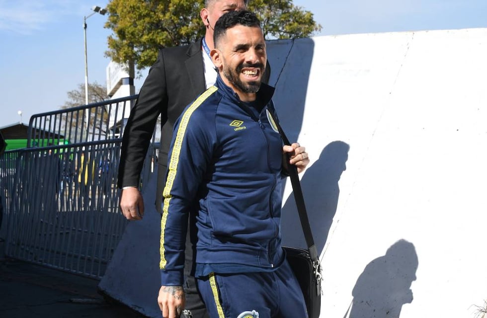 “Me río, nada más”, dijo Carlos Tevez tras la denuncia sobre su título de DT