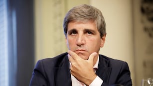 ARCHIVO - El entonces ministro de Finanzas, Luis Caputo, asiste a una conferencia de prensa en el palacio presidencial de la Casa Rosada, en Buenos Aires, Argentina, el 30 de diciembre de 2016. El presidente electo de Argentina, Javier Milei, anunció el miércoles 29 de noviembre de 2023 que ha elegido a Caputo como su ministro de Economía. (AP Foto/Víctor R. Caivano, Archivo)