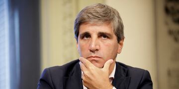 ARCHIVO - El entonces ministro de Finanzas, Luis Caputo, asiste a una conferencia de prensa en el palacio presidencial de la Casa Rosada, en Buenos Aires, Argentina, el 30 de diciembre de 2016. El presidente electo de Argentina, Javier Milei, anunció el miércoles 29 de noviembre de 2023 que ha elegido a Caputo como su ministro de Economía. (AP Foto/Víctor R. Caivano, Archivo)