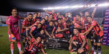 Futbolistas de Patronato de Paraná celebran el triunfo por penales ante Lanús y la clasificación a octavos de final de la Copa Argentina 2021. (Twitter/Copa_Argentina)