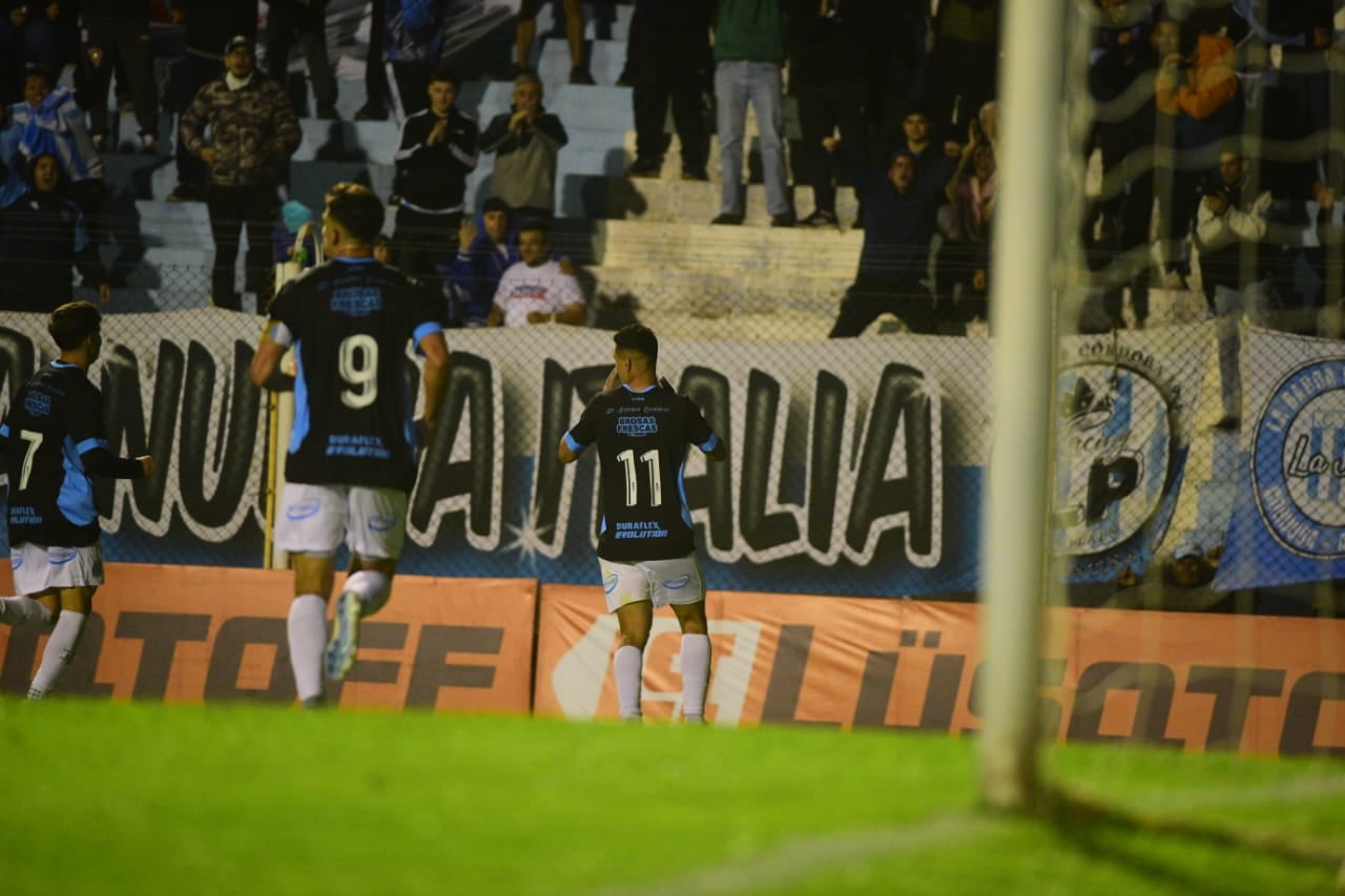 Racing de Nueva Italia recibió a San Martín de Tucumán. Gol de González. (Javier Ferreyra / La Voz)