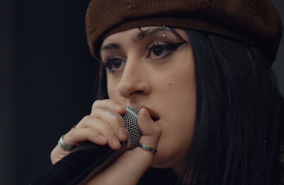 Quién es Ambik: abrió el show de Emilia Mernes en Vélez y comparte la pasión por la música con su hermano, Tiago PZK