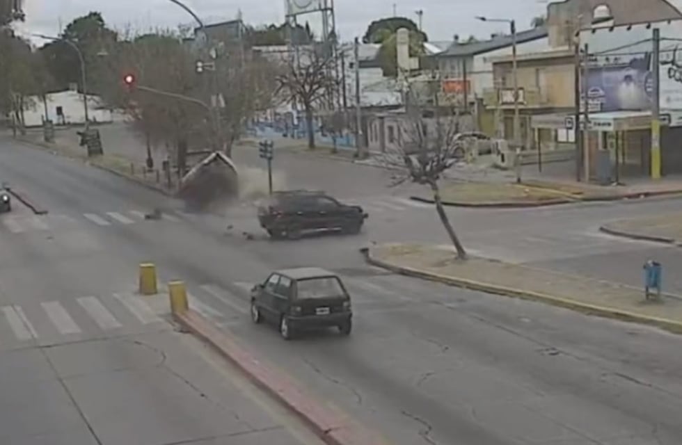 Choque con suerte: así fue el brutal siniestro en barrio Alta Córdoba que dejó a un auto tumbado