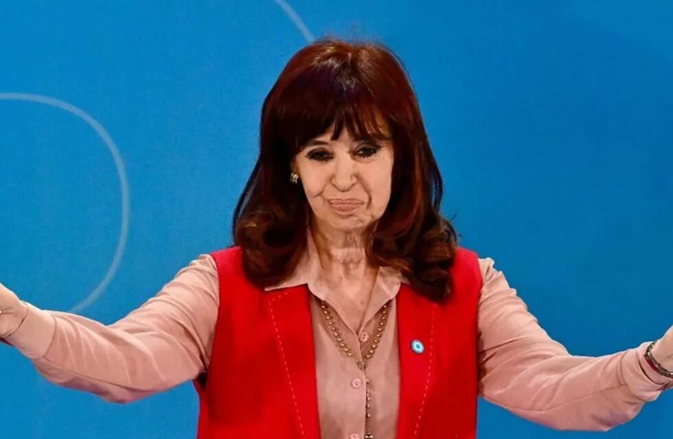 Cristina Kirchner contra Javier Milei: “Tiras la toalla pidiéndole un préstamo al FMI”