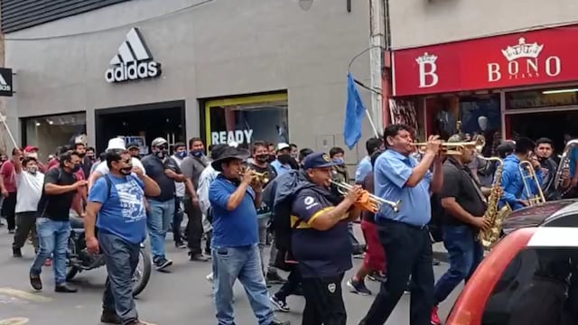 Los colectiveros jujeños marcharon por las calles del centro de la capital provincial ante la falta de una propuesta de pago.