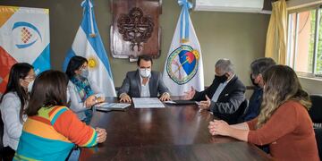 Ediles capitalinos dialogaron con el presidente del Centro de Veteranos de Malvinas, Paulino Guanuco, acerca de diferentes iniciativas que se está evaluando para conmemorar el 40° aniversario de la gesta en el Atlético Sur.