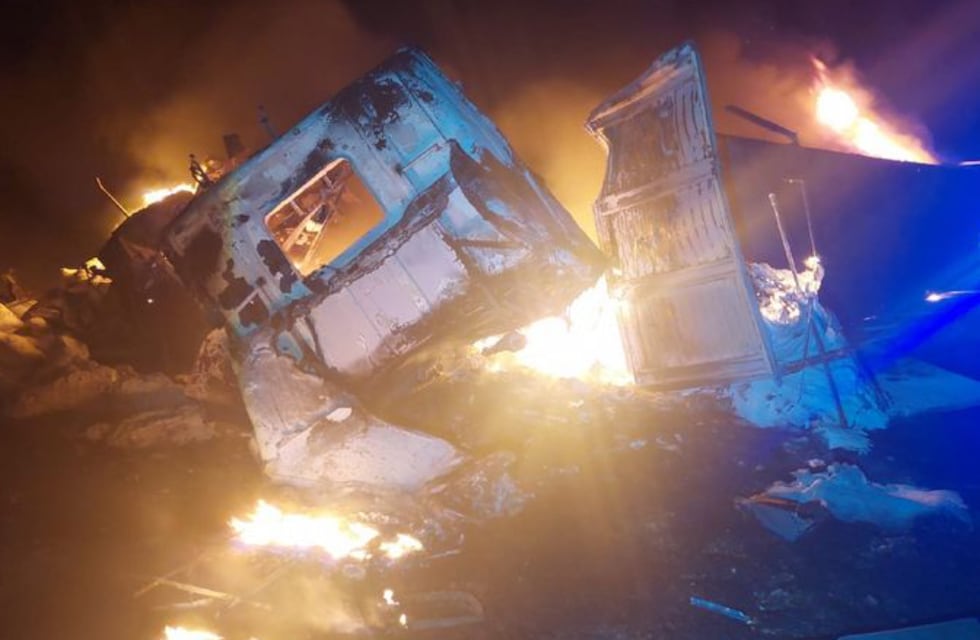 Triple siniestro vial en Vicuña Mackenna: un camión se prendió fuego y el chofer murió atrapado en la cabina