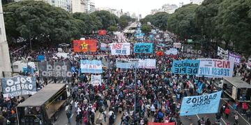 El Gobierno auditará los planes y para las organizaciones no hay dudas: “Es un ataque de Cristina Kirchner”
Organizaciones Sociales y movimientos de izquierda cortan la Av 9 de Julio y el metrobus a la altura del Ministerio de desarrollo social
Polo Obrero MST
Foto Clarín