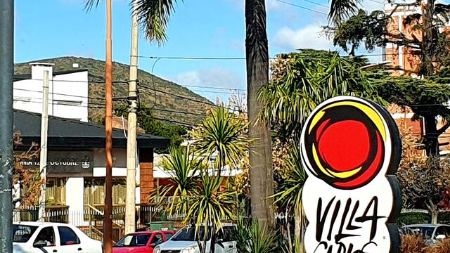 Logo de Villa Carlos Paz en uno de los ingresos a la ciudad. (Foto: VíaCarlosPaz).