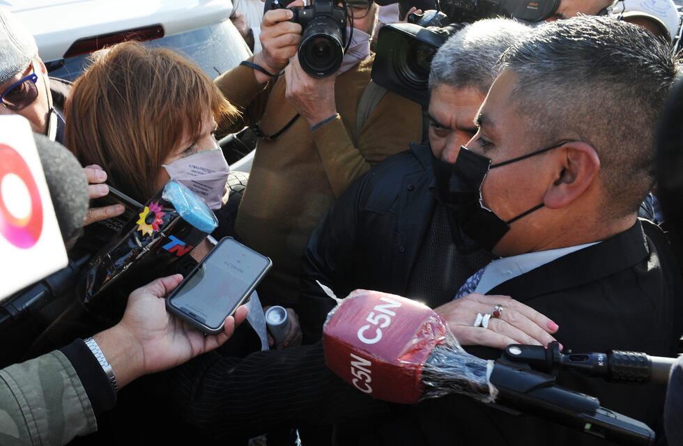 Patricia Bullrich abrazó a Luis Chocobar y criticó su condena