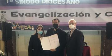 Florencia Ranellucci entregó al Obispo Gabriel Mestre el reconocimiento a esta actividad religiosa.