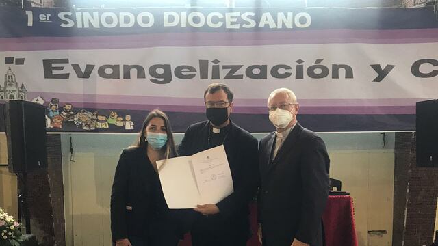 Florencia Ranellucci entregó al Obispo Gabriel Mestre el reconocimiento a esta actividad religiosa.
