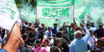 Rubén Daniele en la protesta de empleados municipales de Córdoba frente al Palacio 6 de Julio.