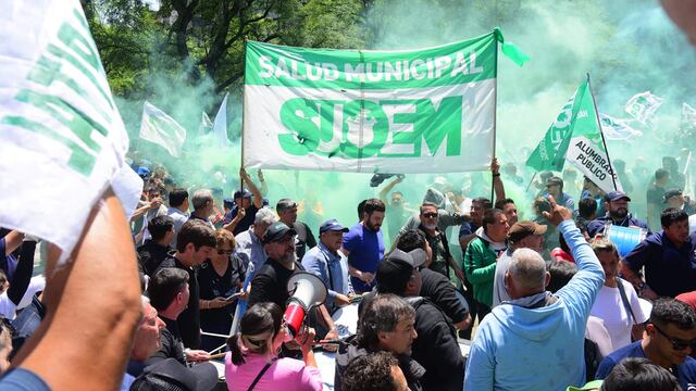 Rubén Daniele en la protesta de empleados municipales de Córdoba frente al Palacio 6 de Julio.