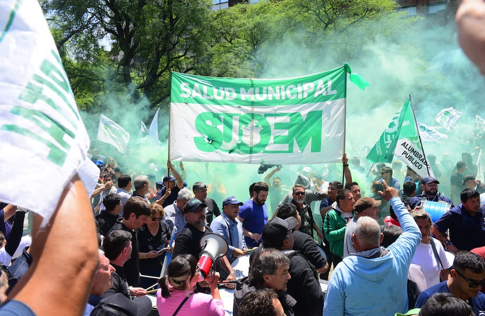 Córdoba: una empleada municipal realizó un particular ritual en la marcha y se hizo viral