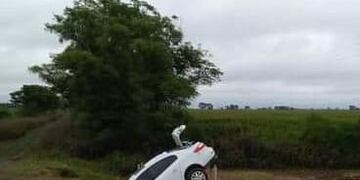 Un auto no vio el desvío y se cayó de punta
