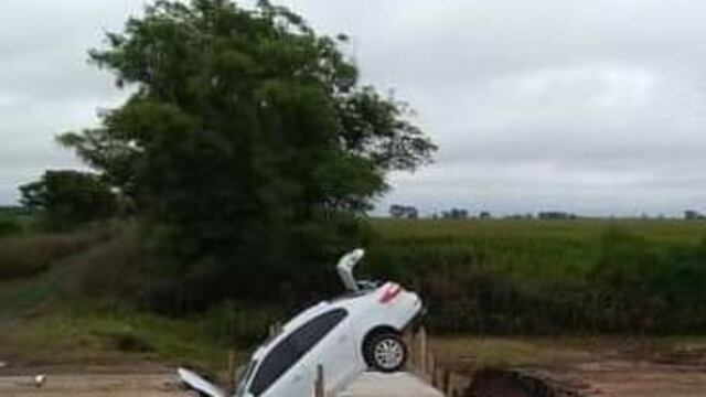 Un auto no vio el desvío y se cayó de punta