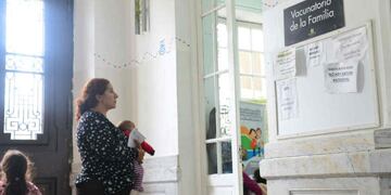 La embarazada que se vacuna también protege al bebé. (Javier Ferreyra)
