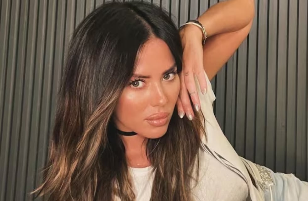 El video al borde de la censura de Karina Jelinek: sin corpiño y muy acaramelada con su novia