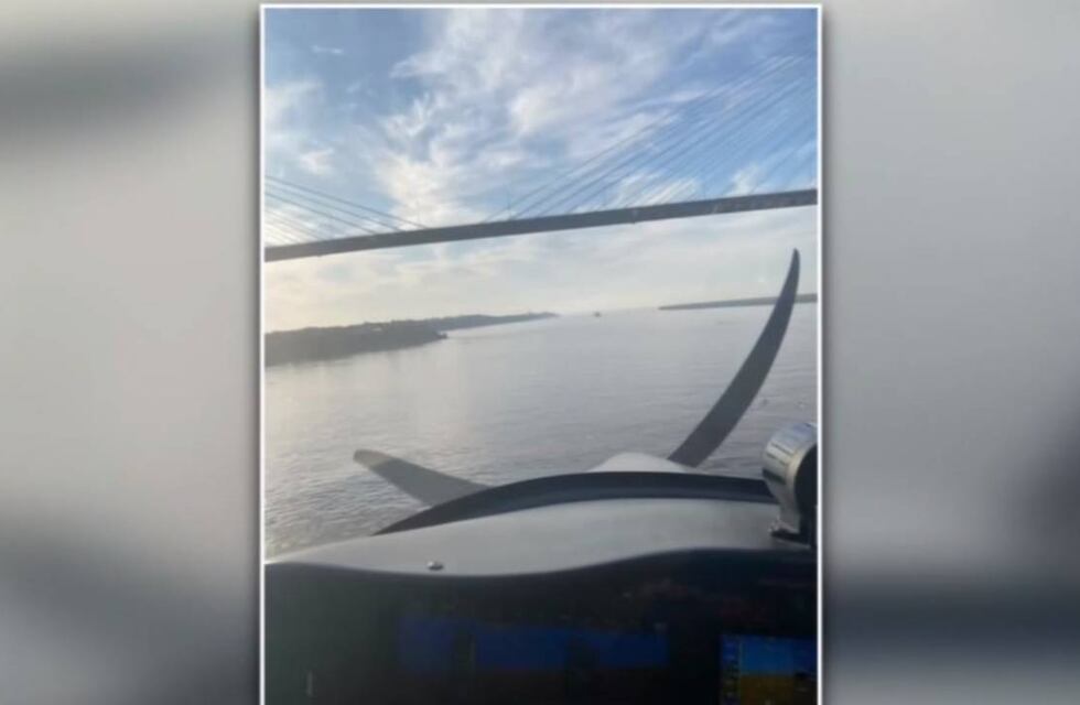Recién recibido: pasó en avioneta bajo el puente Rosario-Victoria y subió foto