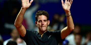 ARCHIVO - El argentino Juan Martín del Potro se despide del público tras perder un partido ante Federico Delbonis en Buenos Aires, el 8 de febrero de 2022 (AP Foto/Gustavo Garello, archivo)