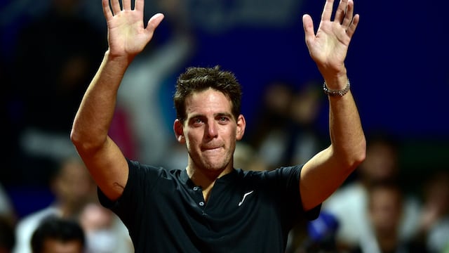 ARCHIVO - El argentino Juan Martín del Potro se despide del público tras perder un partido ante Federico Delbonis en Buenos Aires, el 8 de febrero de 2022 (AP Foto/Gustavo Garello, archivo)