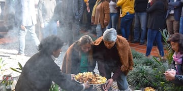 Desde hace unos años, en un patio interno del edificio central de la Legislatura de Jujuy diputados y trabajadores se unen en el ritual de agradecimiento a la Pachamama.