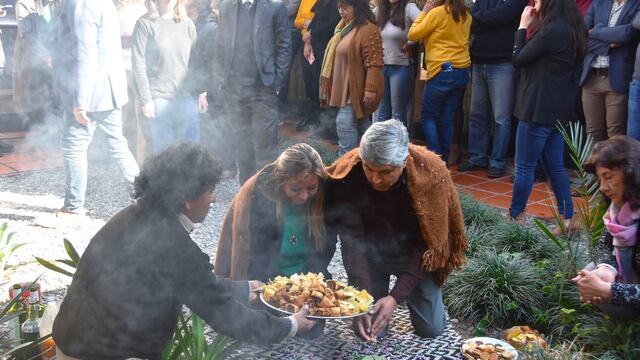 Desde hace unos años, en un patio interno del edificio central de la Legislatura de Jujuy diputados y trabajadores se unen en el ritual de agradecimiento a la Pachamama.