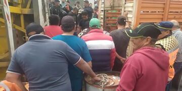Los vecinos se agolparon e intentaron llevarse a los animales.