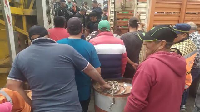 Los vecinos se agolparon e intentaron llevarse a los animales.