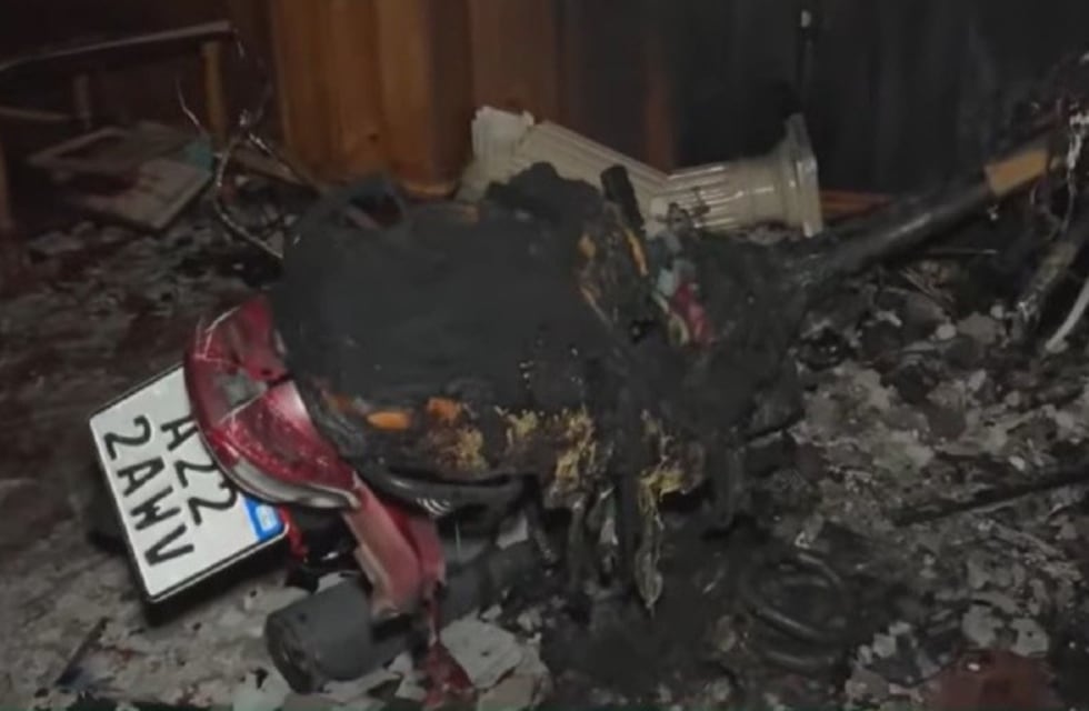 Impactante incendio: una moto se prendió fuego y causó graves daños en una casa