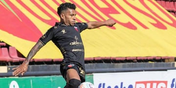 El colombiano tiene un edema que también lo pone en duda para el partido ante Gimnasia y Esgrima de La Plata.