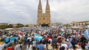 Fieles en la caminata.