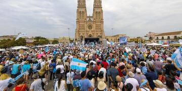 Fieles en la caminata.