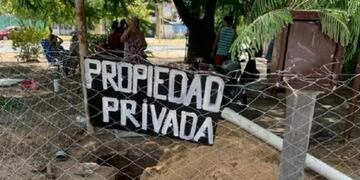 Denuncian usurpación en una plazoleta de Corrientes.