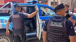 Confuso episodio frente al Banco Nación terminó con una mujer detenida y otra lesionada. Gentileza: Carlos Paz Vivo