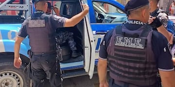 Confuso episodio frente al Banco Nación terminó con una mujer detenida y otra lesionada. Gentileza: Carlos Paz Vivo