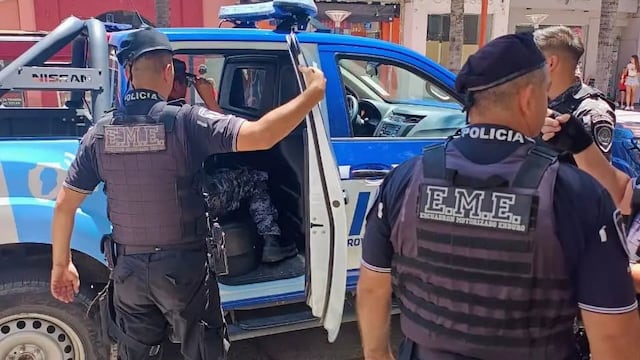 Confuso episodio frente al Banco Nación terminó con una mujer detenida y otra lesionada. Gentileza: Carlos Paz Vivo