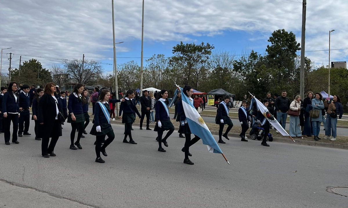 Alumnos de 7° grado del Colegio Nueva Siembra representaron al establecimiento en el desfile por el 213.er aniversario de Éxodo Jujeño.