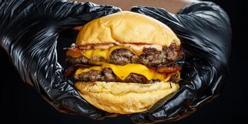El local de Córdoba que desafía a comer una hamburguesa en 10 minutos redobló la apuesta y aumentó el premio