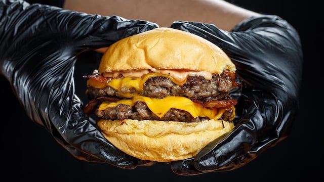 El local de Córdoba que desafía a comer una hamburguesa en 10 minutos redobló la apuesta y aumentó el premio