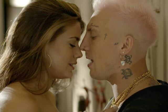 La canción habla de una pareja que está decidida a blanquear su amor, sin importan las consecuencias.