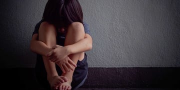 Mujer de La Plata revisó el celular de su pareja y descubrió que abusaba de su hija.
