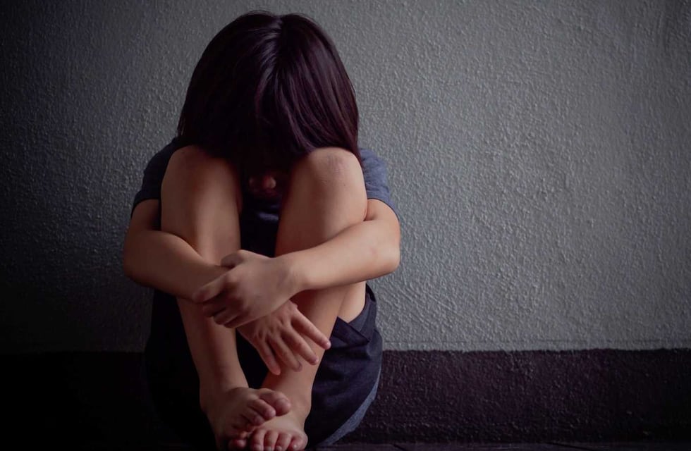 Revisó el celular de su pareja y descubrió un video en el que abusaba de su hija