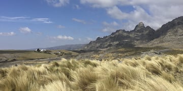 La única señal es la de la naturaleza. Desconectados de todo y en equipo, así abrazan las montañas. (Foto: Milagros Martínez).