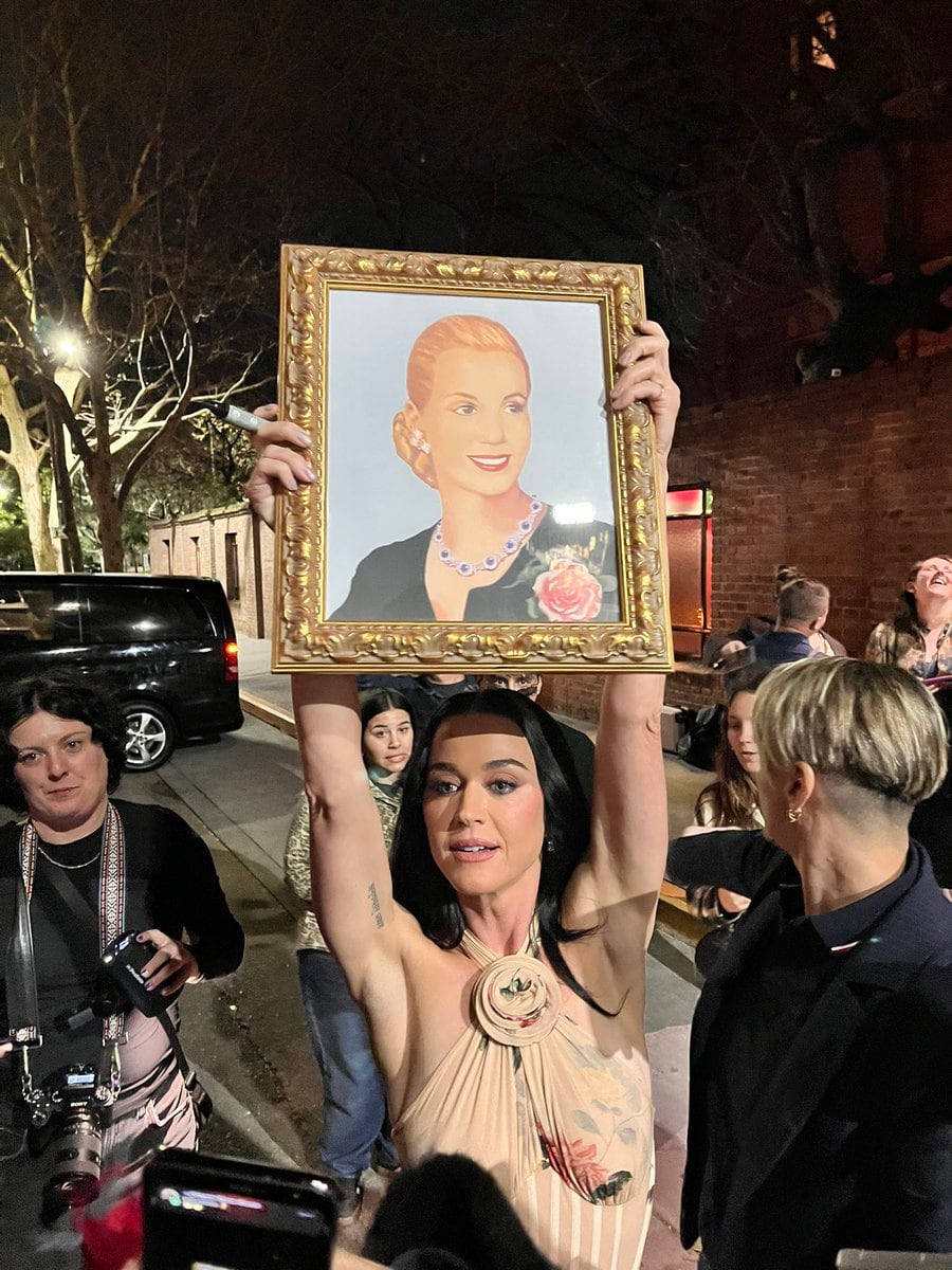 Katy Perry en Argentina: una fan le regaló un cuadro de Eva Perón y causó furor en las redes (X)